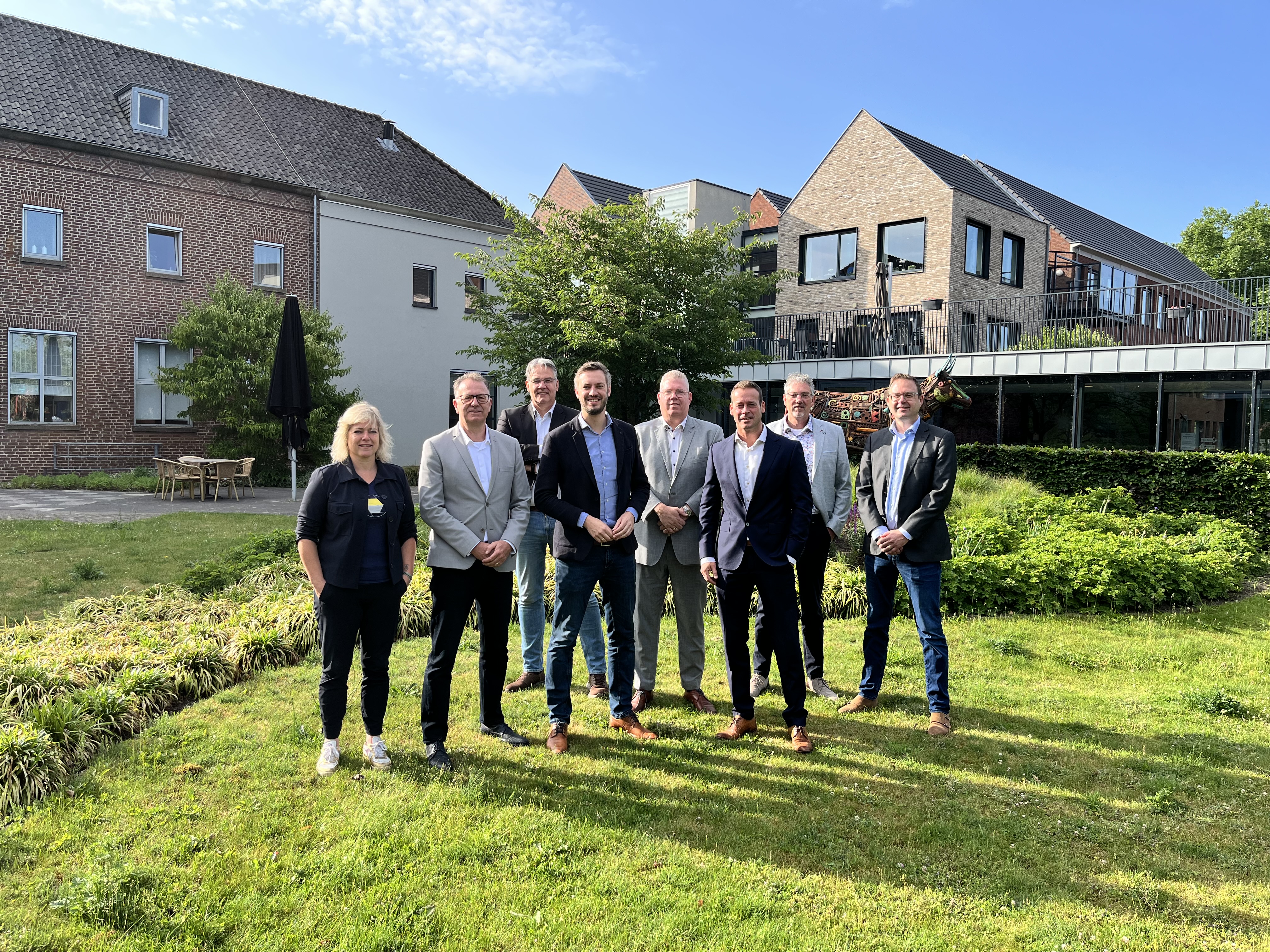 Op de foto staan van links naar rechts: Annemieke Pepping (Skopos), John Moolenschot (Laverhof), Michael Bol (Buro Kade), Rik Compagne (wethouder), Johan van Gerwen (wethouder), Mark Wonders (Woonmeij), Karl-John Burgmans (Woonmeij), Tom ter Bekke (gemeente Meierijstad)